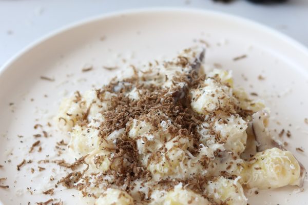 Gnochis con salsa de trufa y parmesano