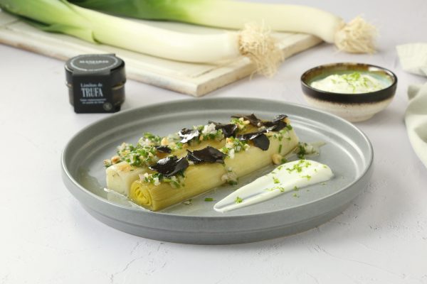 Puerros asados con vinagreta de trufa y frutos secos