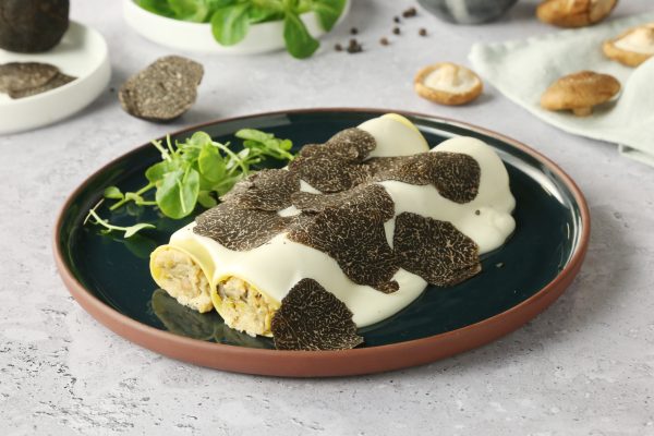 Canelones de pollo asado con setas, trufa y bechamel