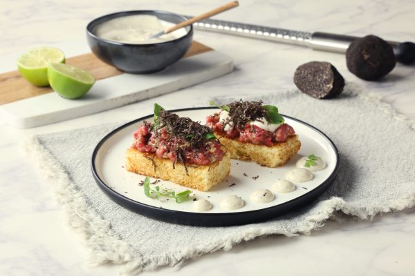 Tartar sobre brioche y trufa