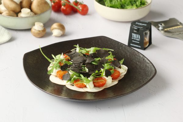 Carpaccio de setas portobello con crema de queso de cabra, cherrys asados y trufa