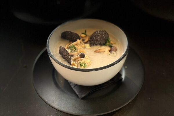 Crema de setas, queso azul, mini bombones de foie trufado y trufa negra