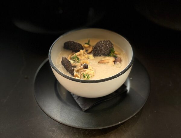 Crema de setas, queso azul, mini bombones de foie trufado y trufa negra