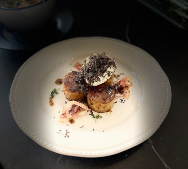 Cilindros de patata con huevo mollet, panceta curada y trufa