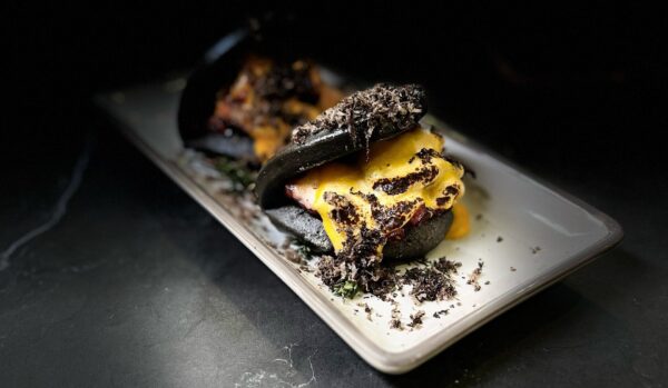 Pan bao de pulpo con gratén y trufa negra