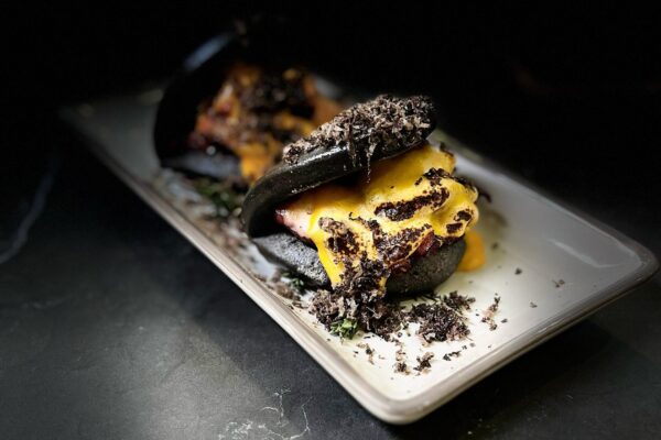 Pan bao de pulpo con gratén y trufa negra