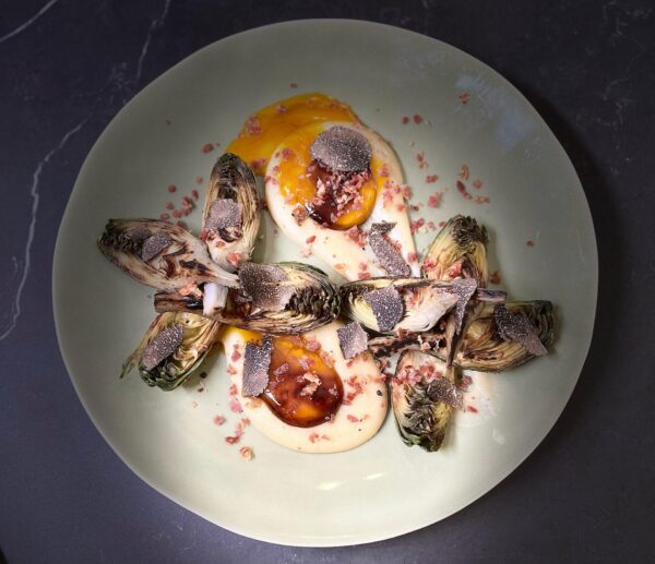 Alcachofas con yema curada, jamón y trufa