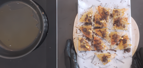 Mini empanadilla de morcilla con miel, queso viejo y trufa rallada