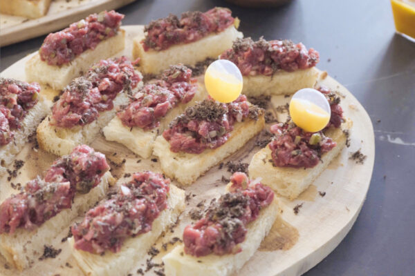 Steak tartar de la tierra sobre tosta de croipan y trufa rallada con pipeta de yema trufada y cognac