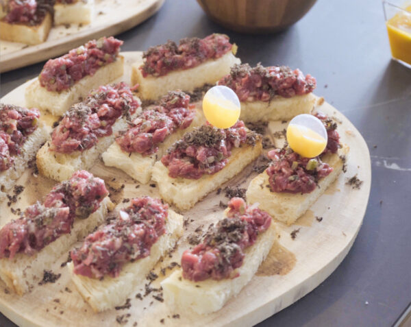 Steak tartar de la tierra sobre tosta de croipan y trufa rallada con pipeta de yema trufada y cognac